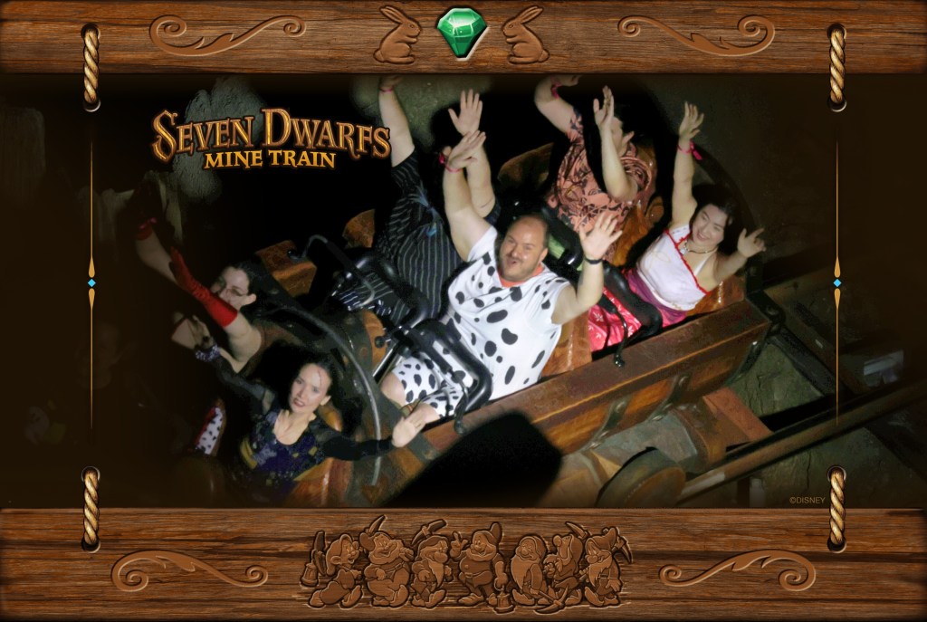 Gabriela e o grupo dela fantasiados na montanha russa Seven Dwarfs Mine Train durante a festa de Halloween do Magic Kingdom