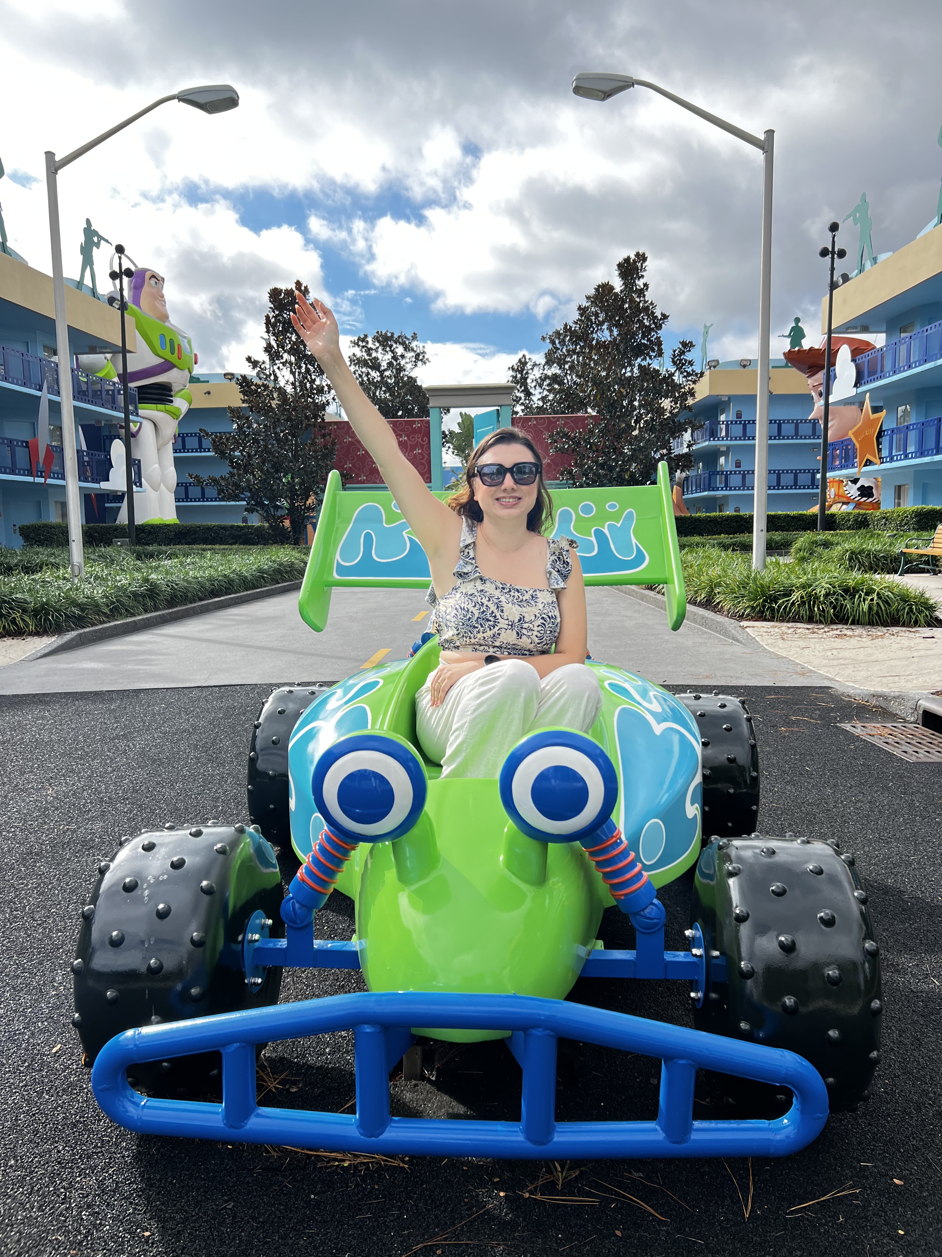 Gabriela Bordin sentada dentro do carrinho gigante do RC, no bloco Toy Story do hotel All-Star Movies