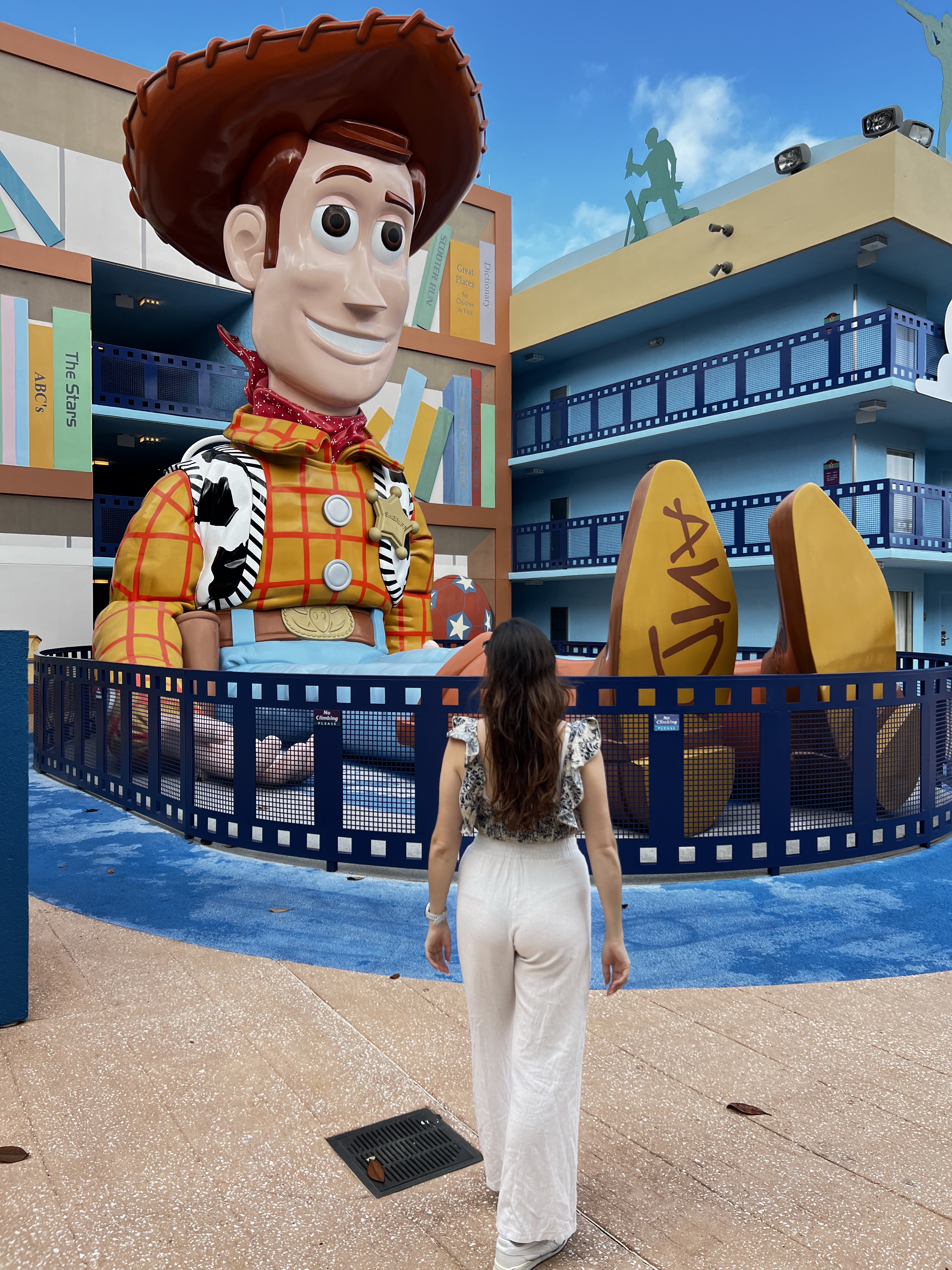 Estátua gigante do Woody entre os prédios do bloco Toy Story do hotel All-Star Movies