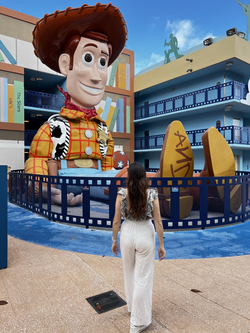 Estátua gigante do Woody entre os prédios do bloco Toy Story do hotel All-Star Movies