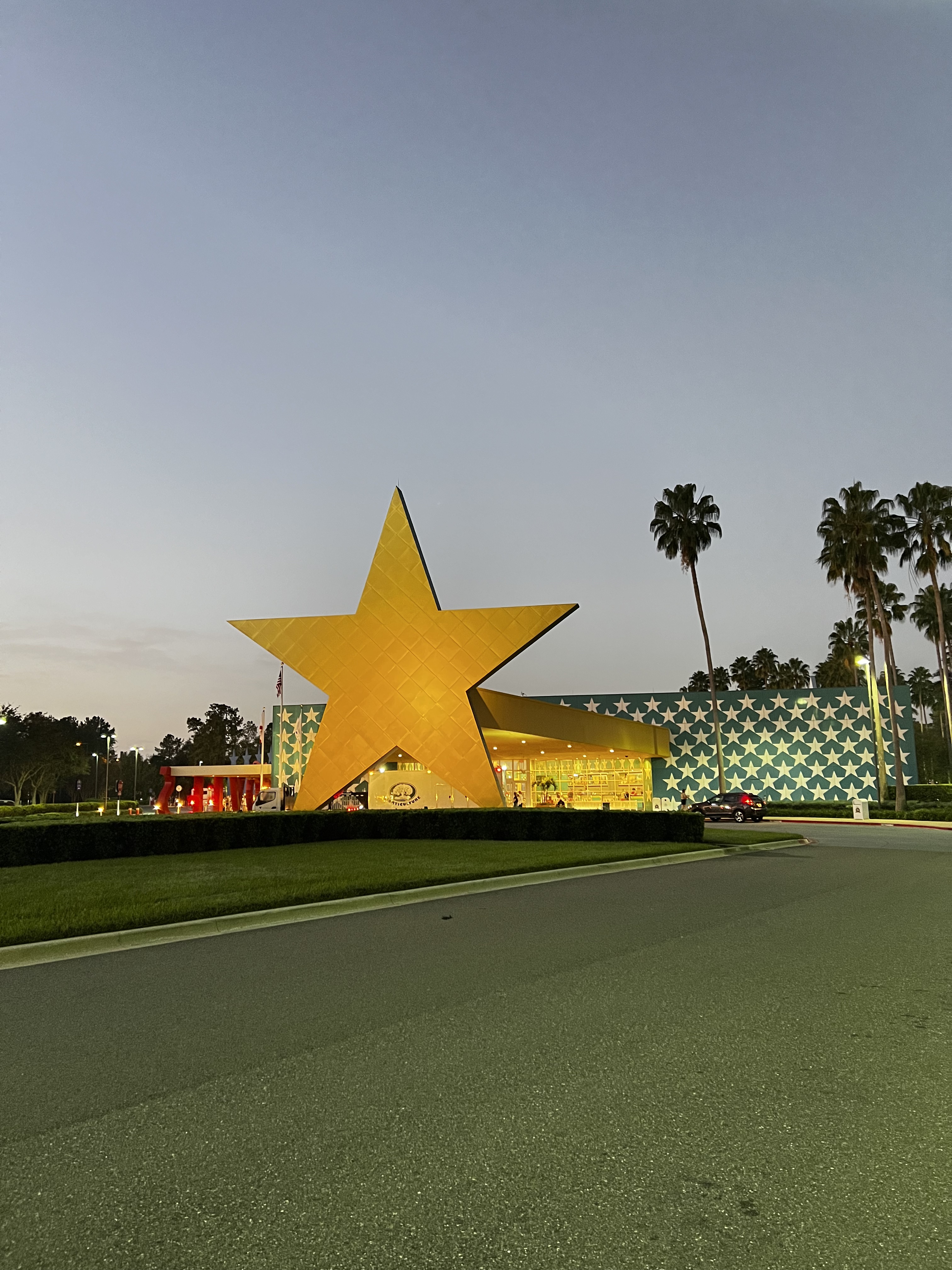Estrela dourada gigante na entrada do hotel All-Star Movies da Disney, ao entardecer