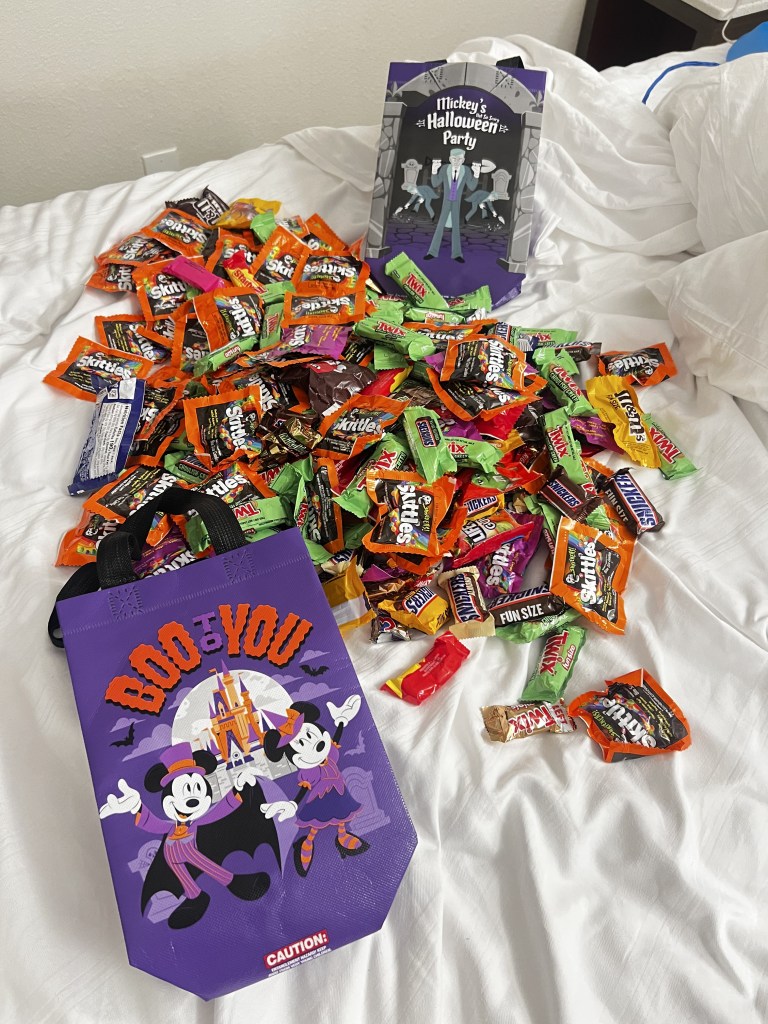 Sacola de doces e dezenas de guloseimas recolhidas durante a noite de trick-or-treat na festa de Halloween do Magic Kingdom