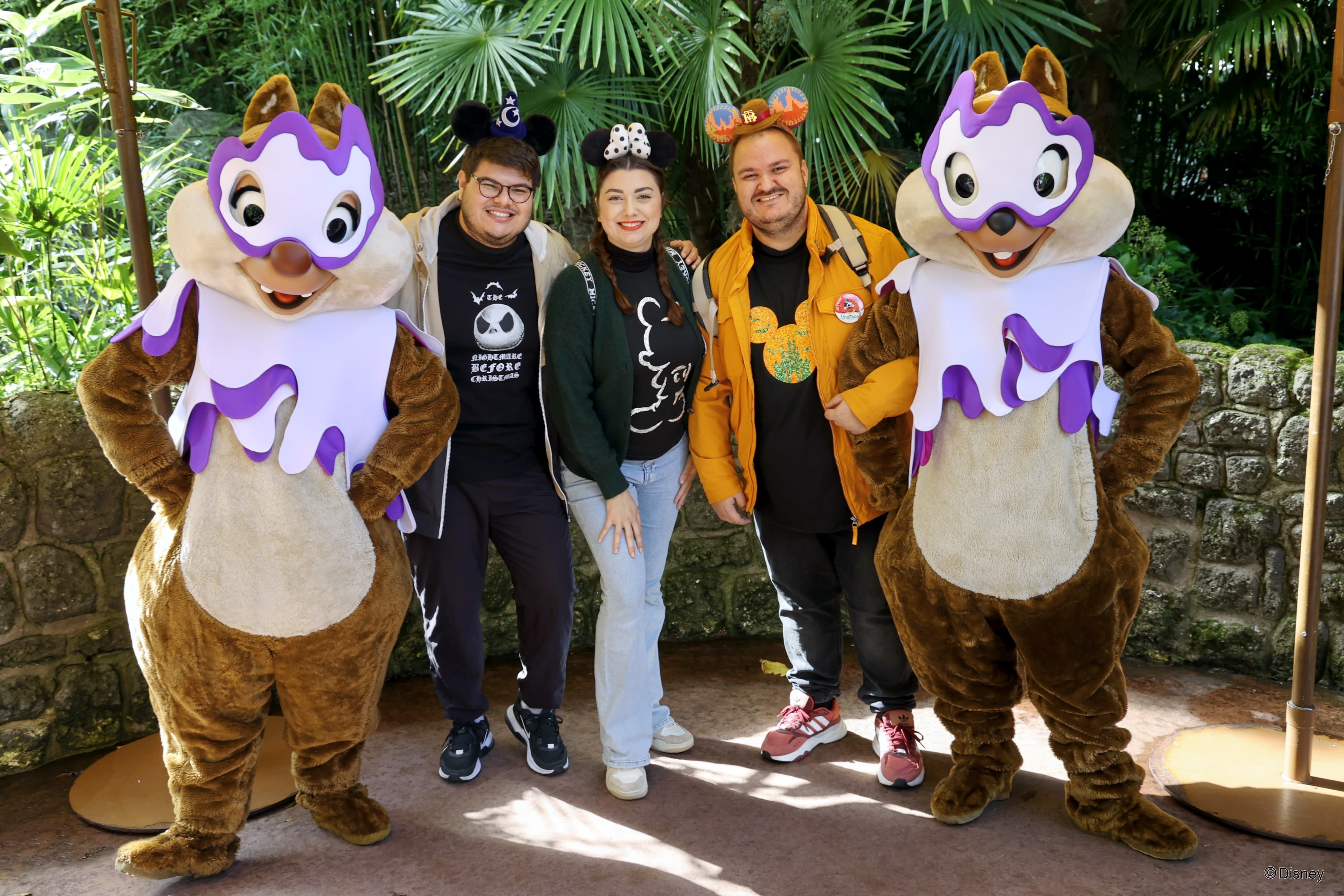 Gabriela Bordin e amigos com Tico e Teco fantasiados para o Halloween na Disneyland Paris