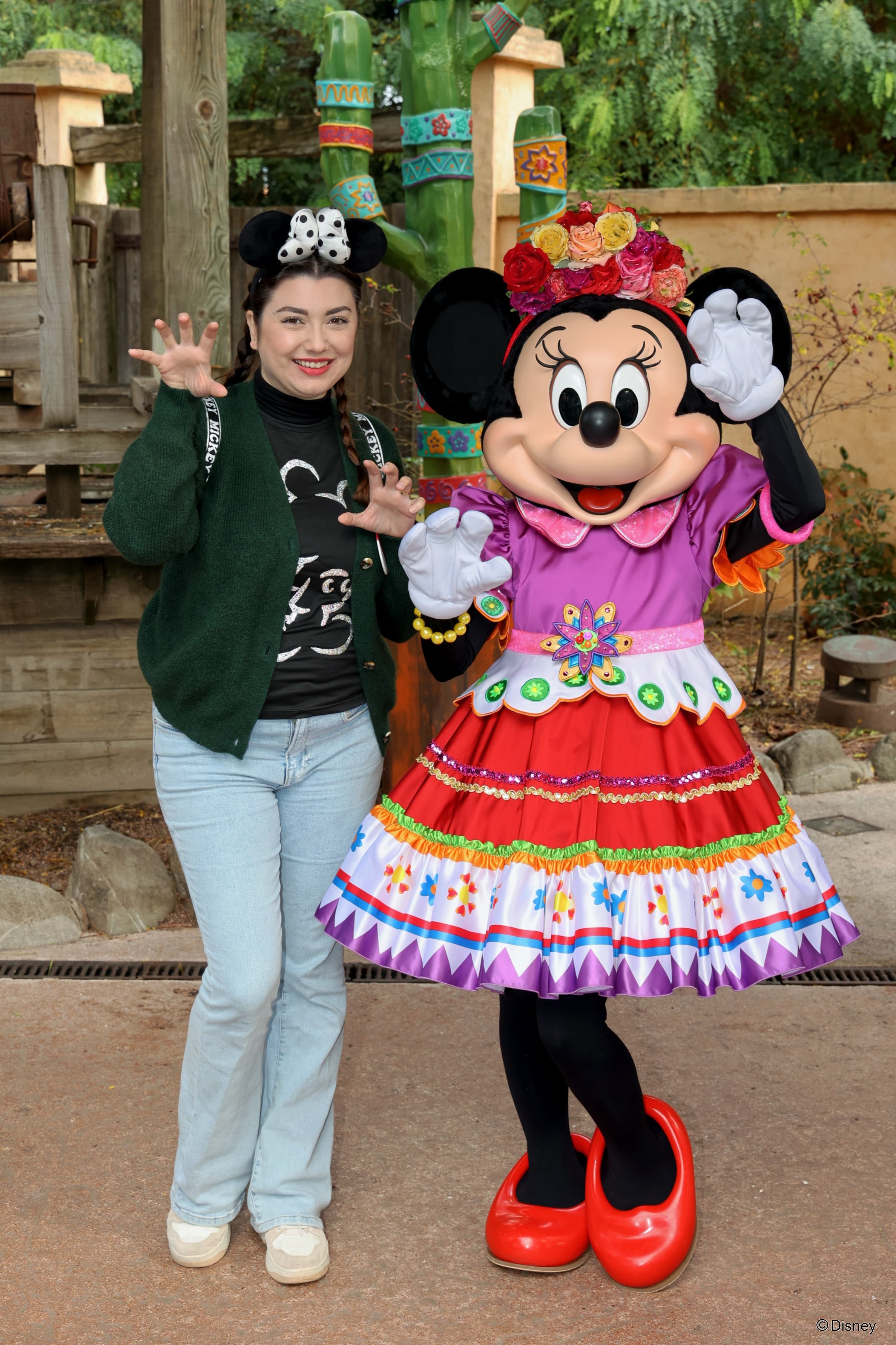 Gabriela Bordin ao lado da Minnie com vestido inspirado no Día de los Muertos, na Disneyland Paris