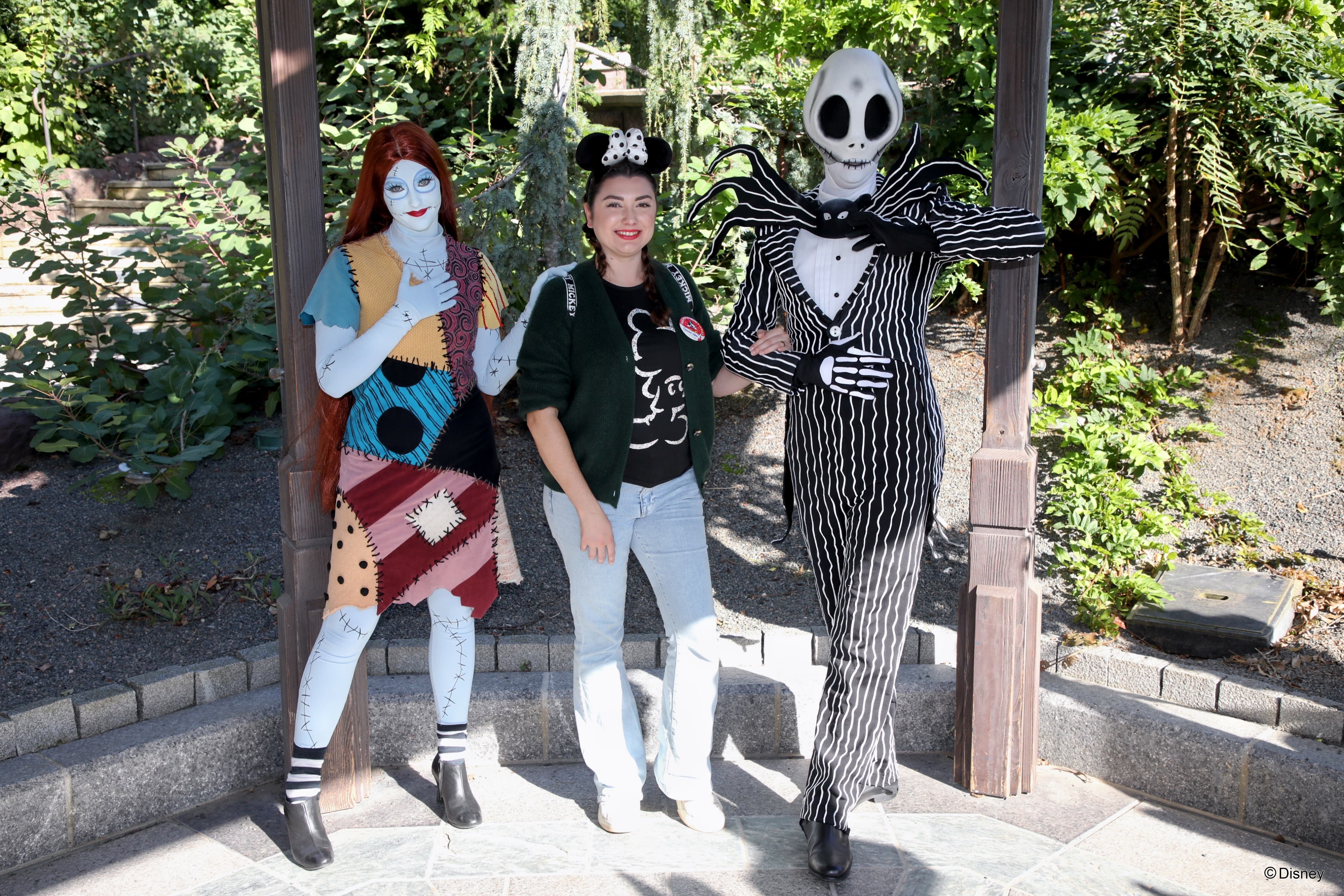 Gabriela Bordin entre Jack Skellington e Sally, de O Estranho Mundo de Jack, na Disneyland Paris