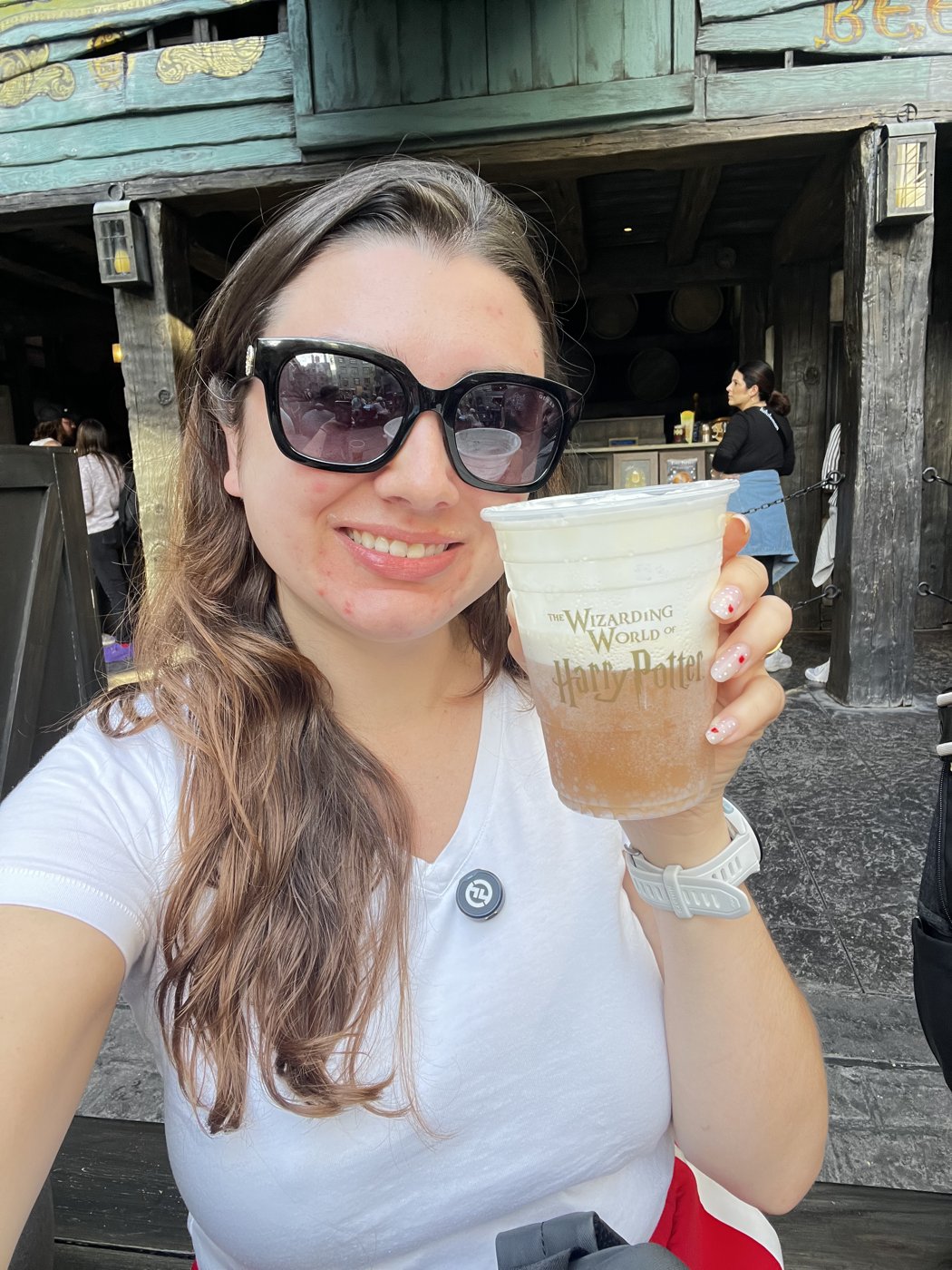 Gabriela Bordin segurando uma cerveja amanteigada no Mundo Mágico de Harry Potter, na Universal Orlando
