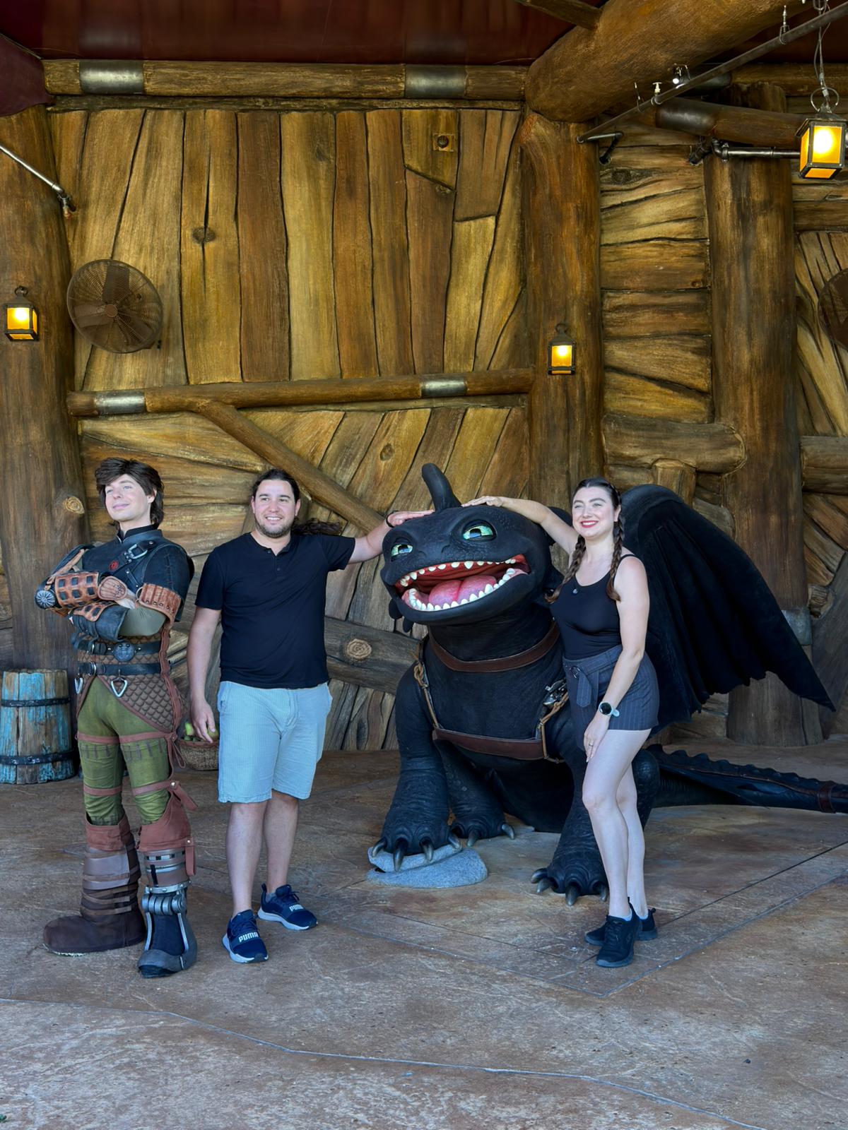 Gabriela Bordin ao lado do Banguela, o dragão de Como Treinar o Seu Dragão, na Ilha de Berk do Epic Universe