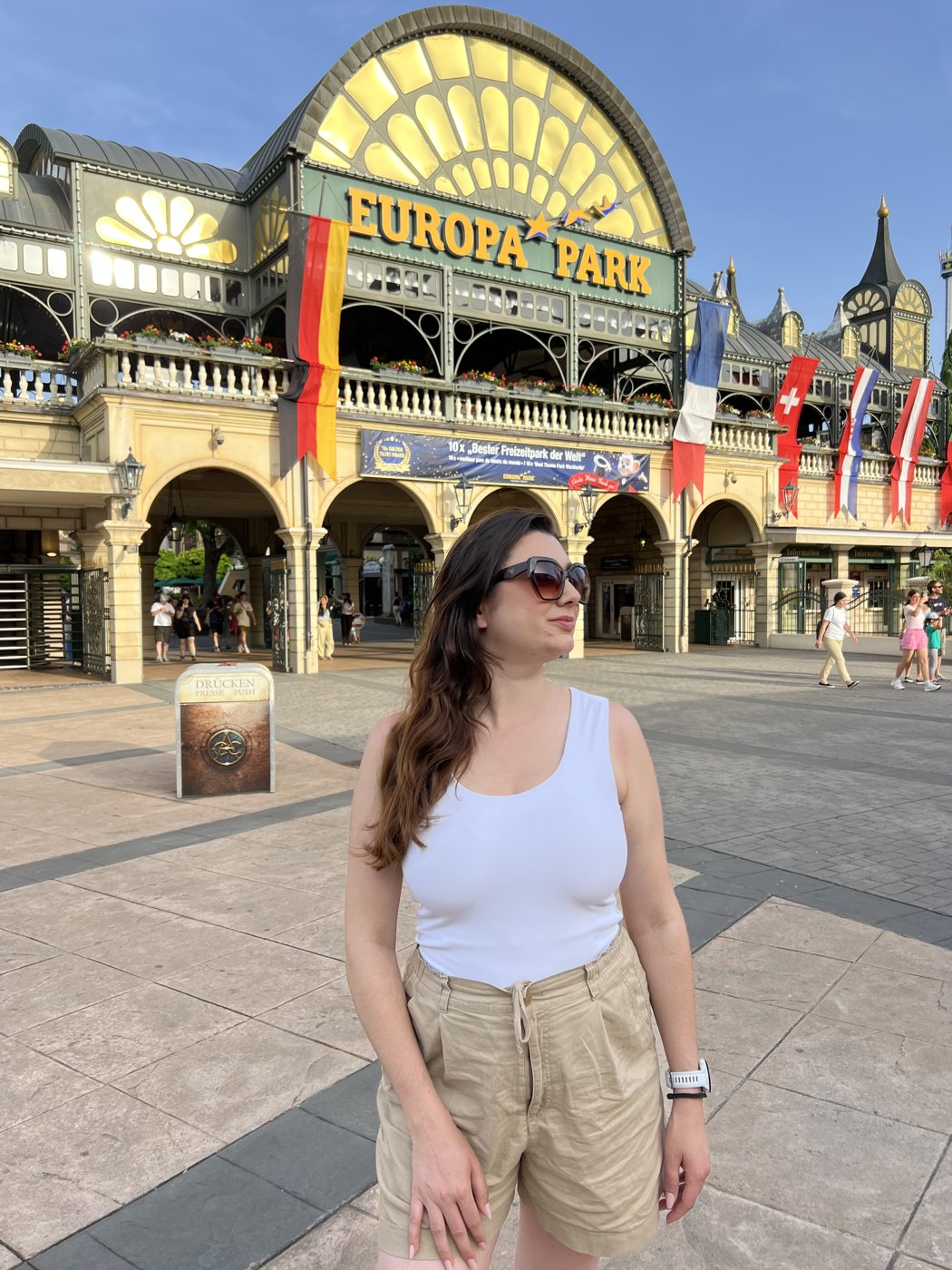 Gabriela Bordin na entrada do Europa-Park, na Alemanha