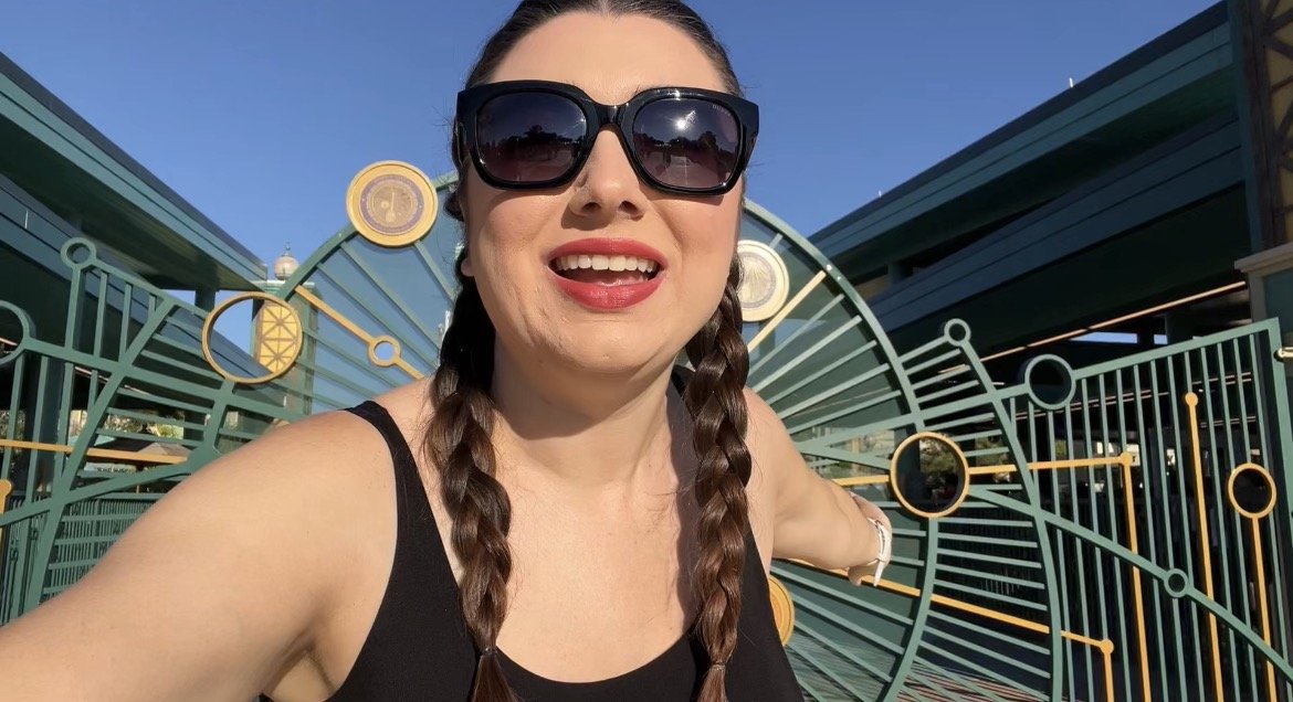Gabriela Bordin sorrindo dentro de um parque de diversões