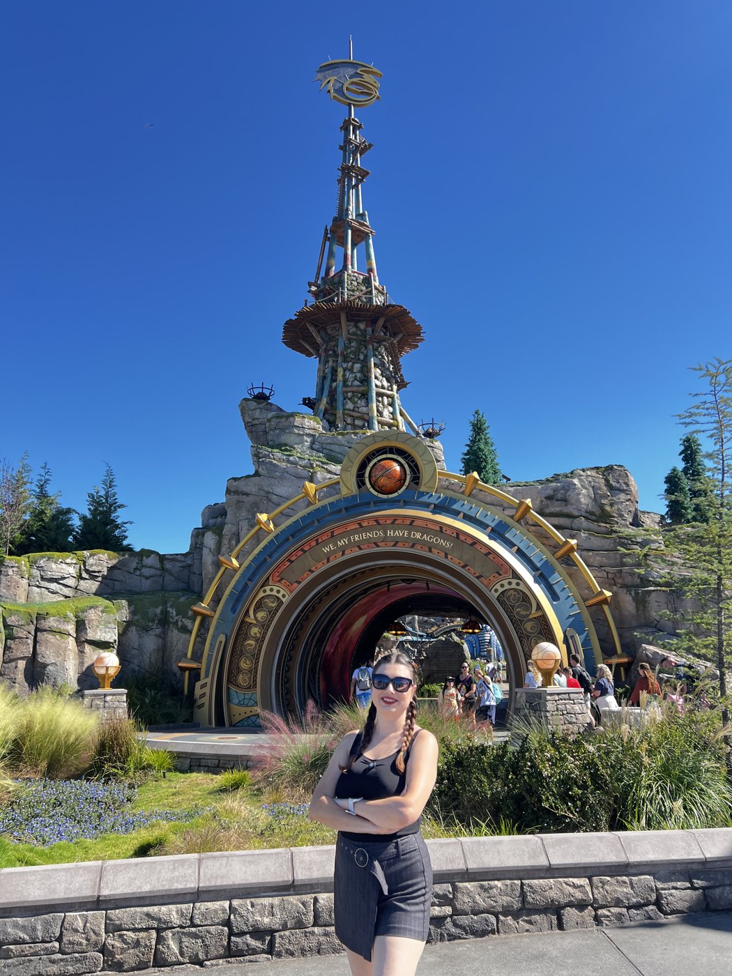 Gabriela Bordin em frente ao portal de entrada da Ilha de Berk, no parque Epic Universe da Universal Orlando