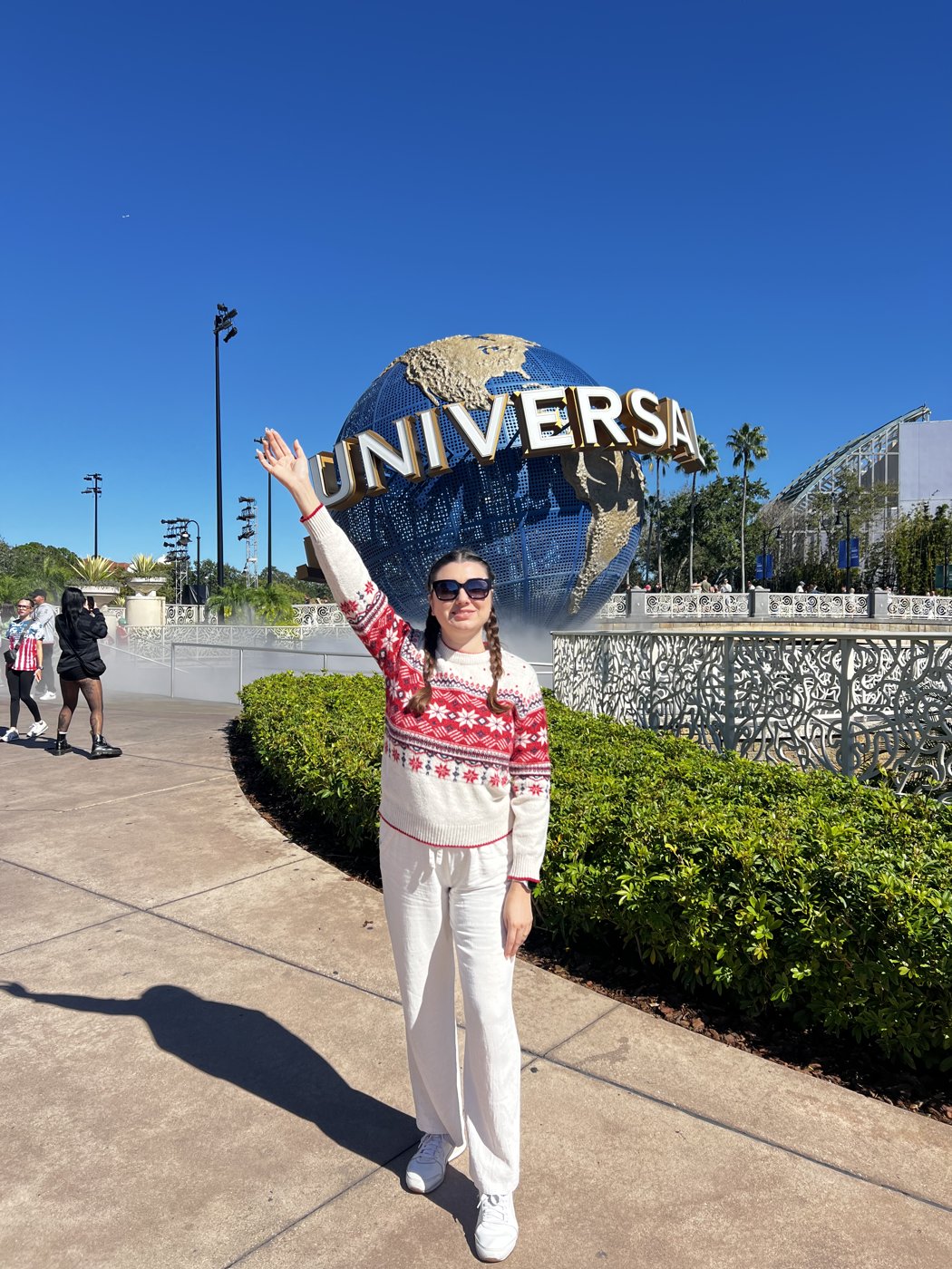 Gabriela Bordin em frente ao globo da Universal Studios, na entrada do complexo em Orlando
