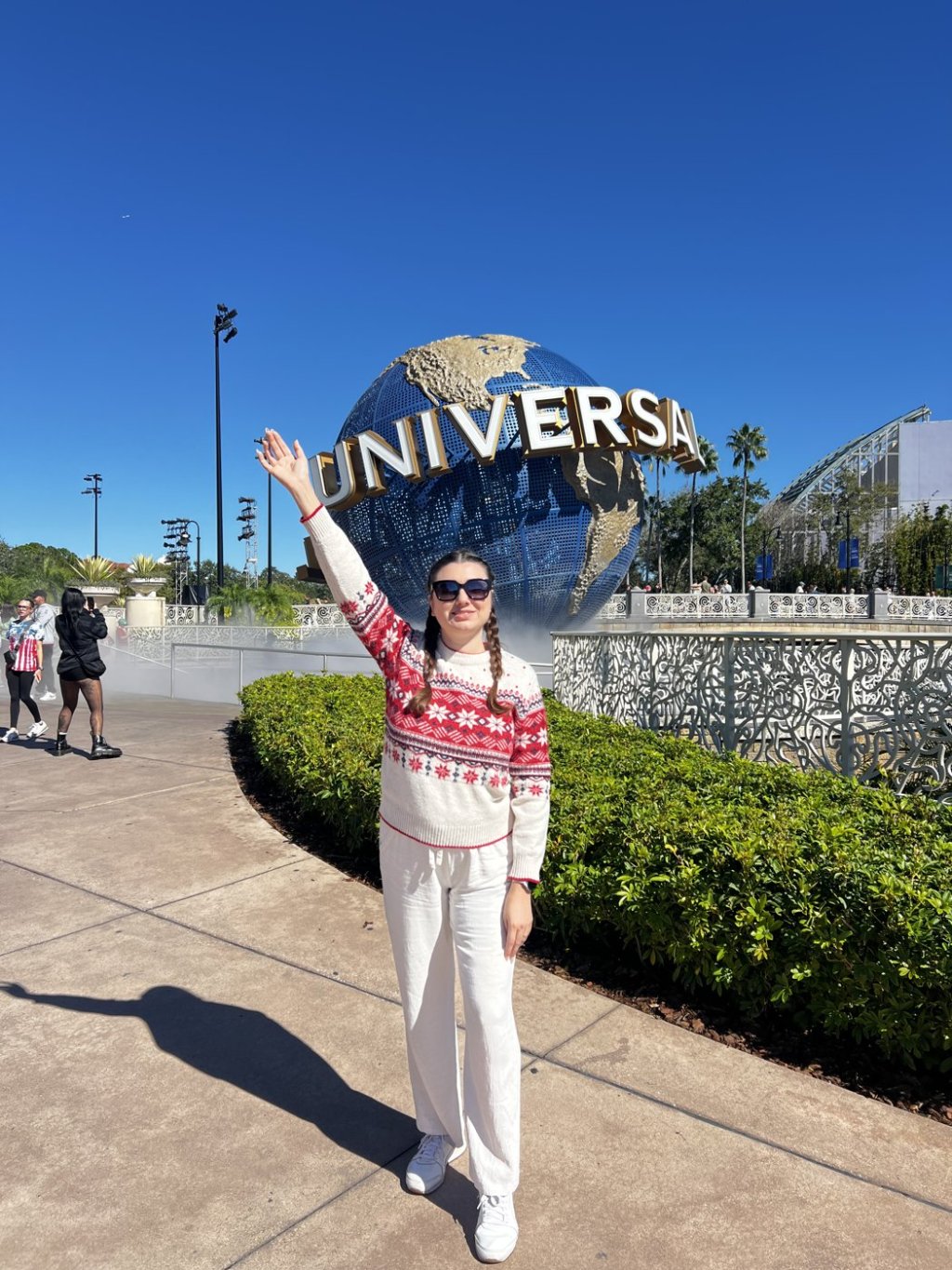 Gabriela Bordin em frente ao globo da Universal Studios, na entrada do complexo em Orlando
